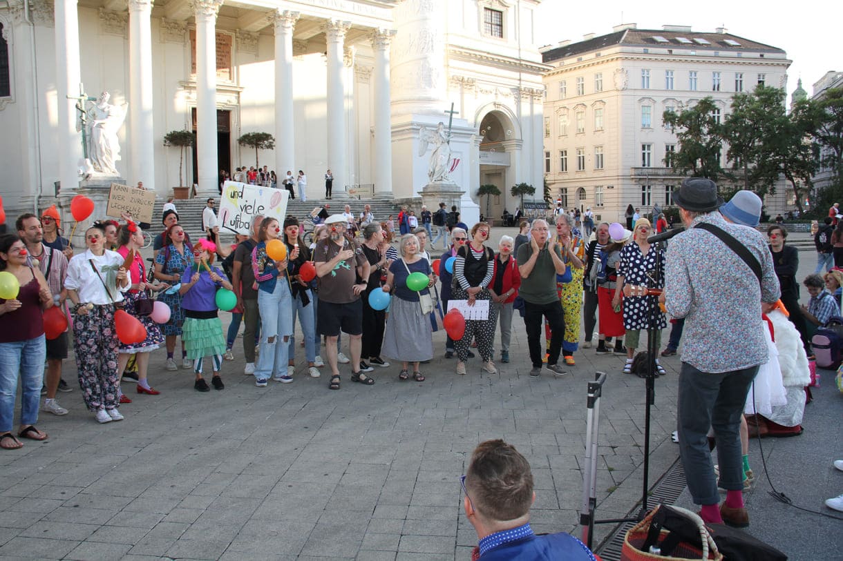 Einige der Clown:innen bei der Kundgebung vor der Wiener Karlskirche