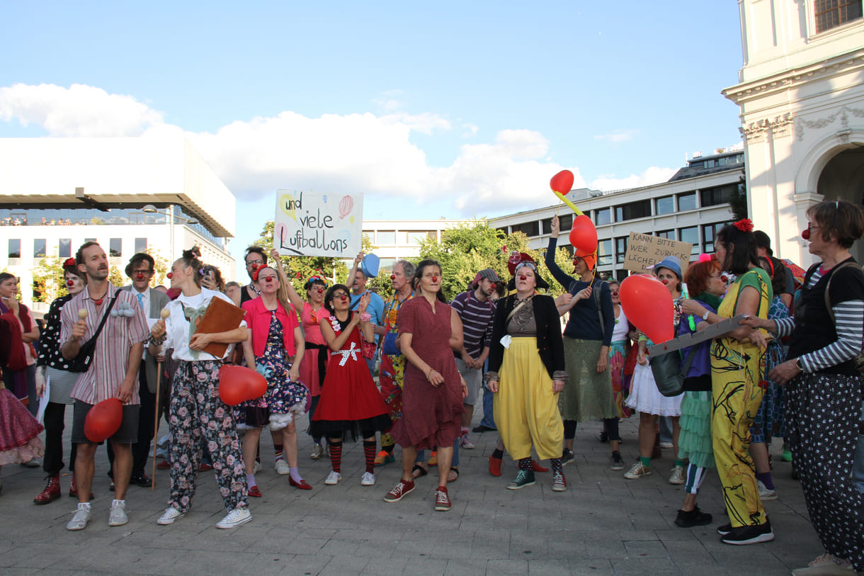 Einige der Clown:innen bei der Kundgebung vor der Wiener Karlskirche