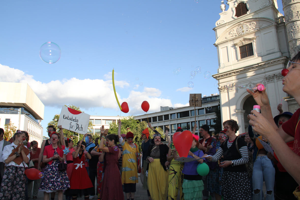 Einige der Clown:innen bei der Kundgebung vor der Wiener Karlskirche