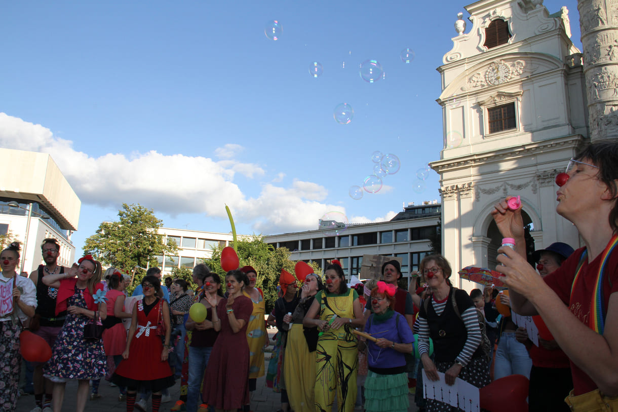 Einige der Clown:innen bei der Kundgebung vor der Wiener Karlskirche