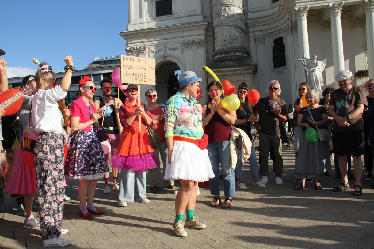 Einige der Clown:innen bei der Kundgebung vor der Wiener Karlskirche