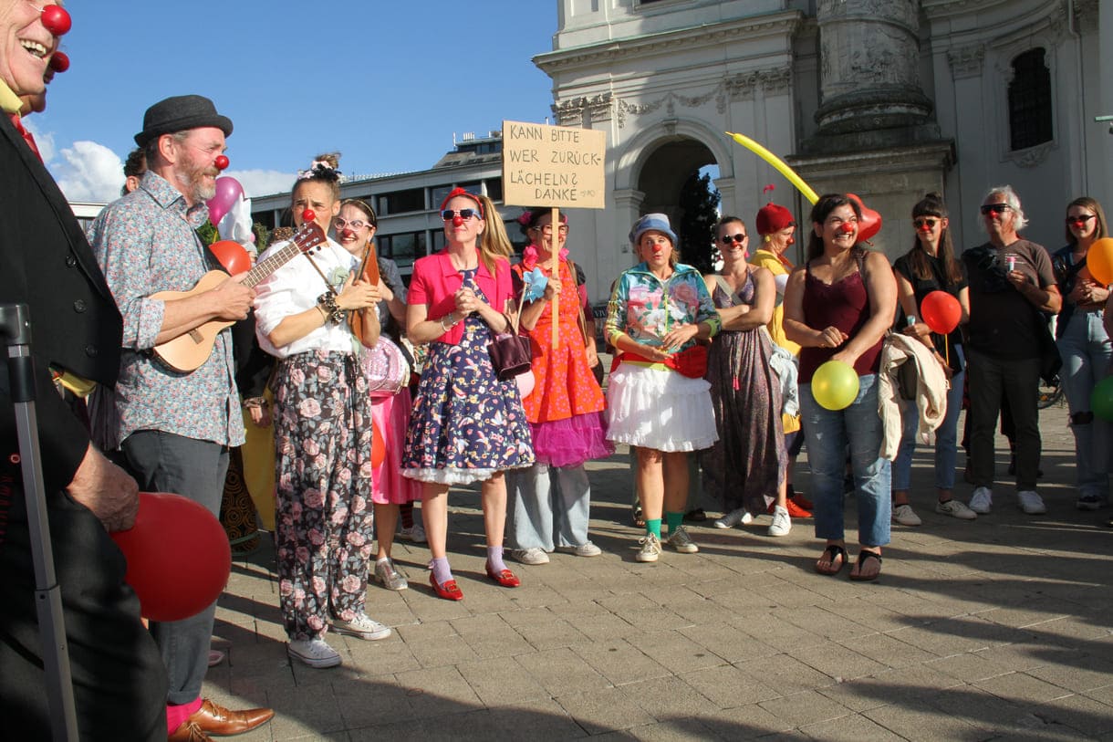 Einige der Clown:innen bei der Kundgebung vor der Wiener Karlskirche