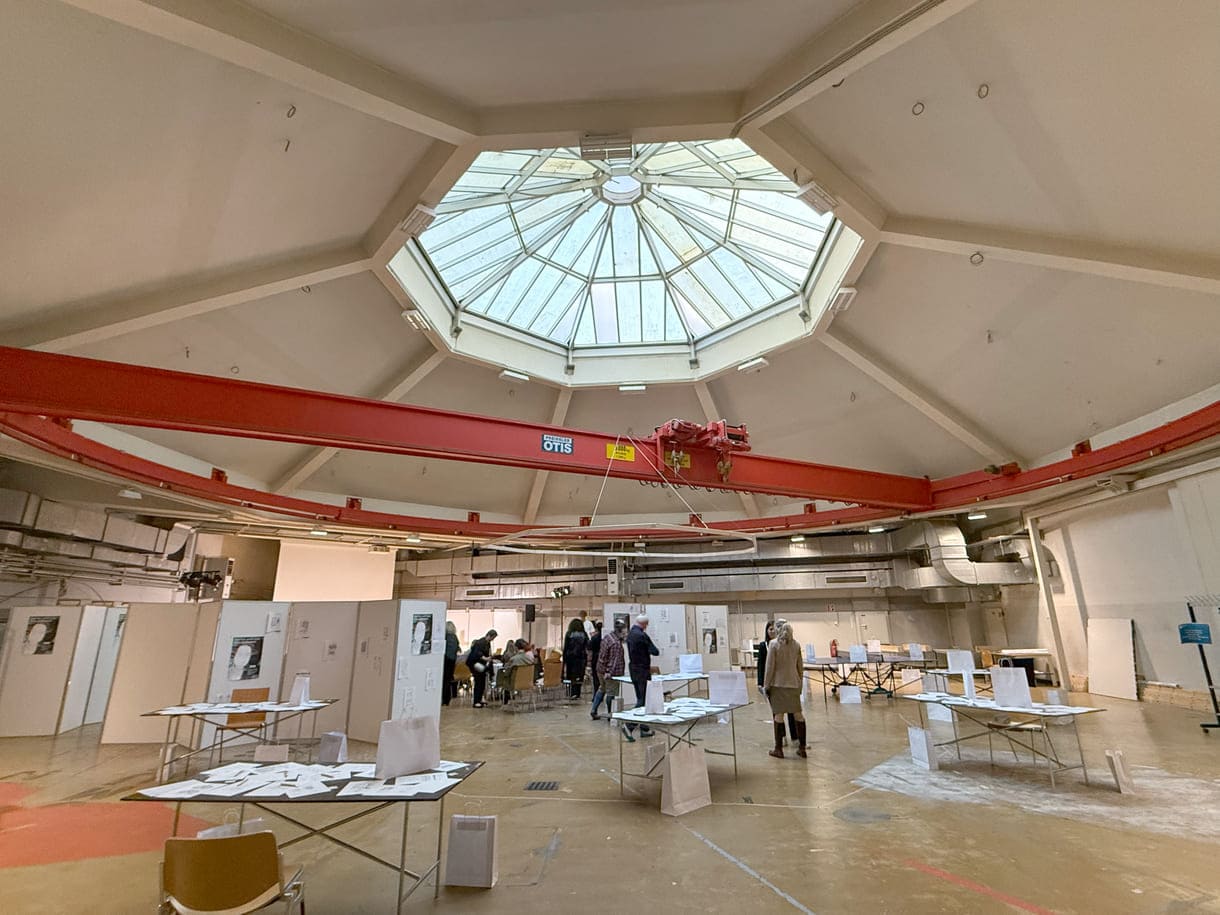 Die imposante Halle der Technischen Uni Wien