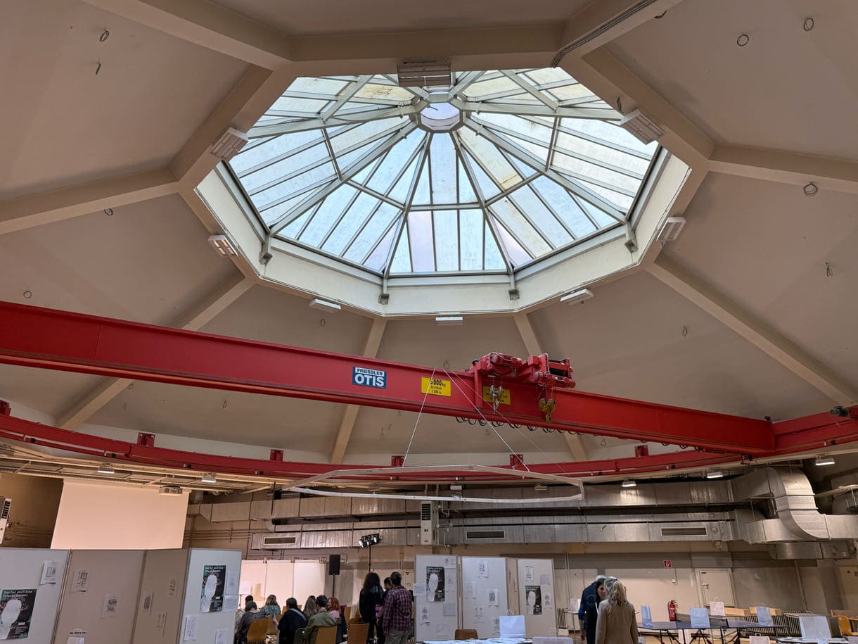 Die imposante Halle der Technischen Uni Wien