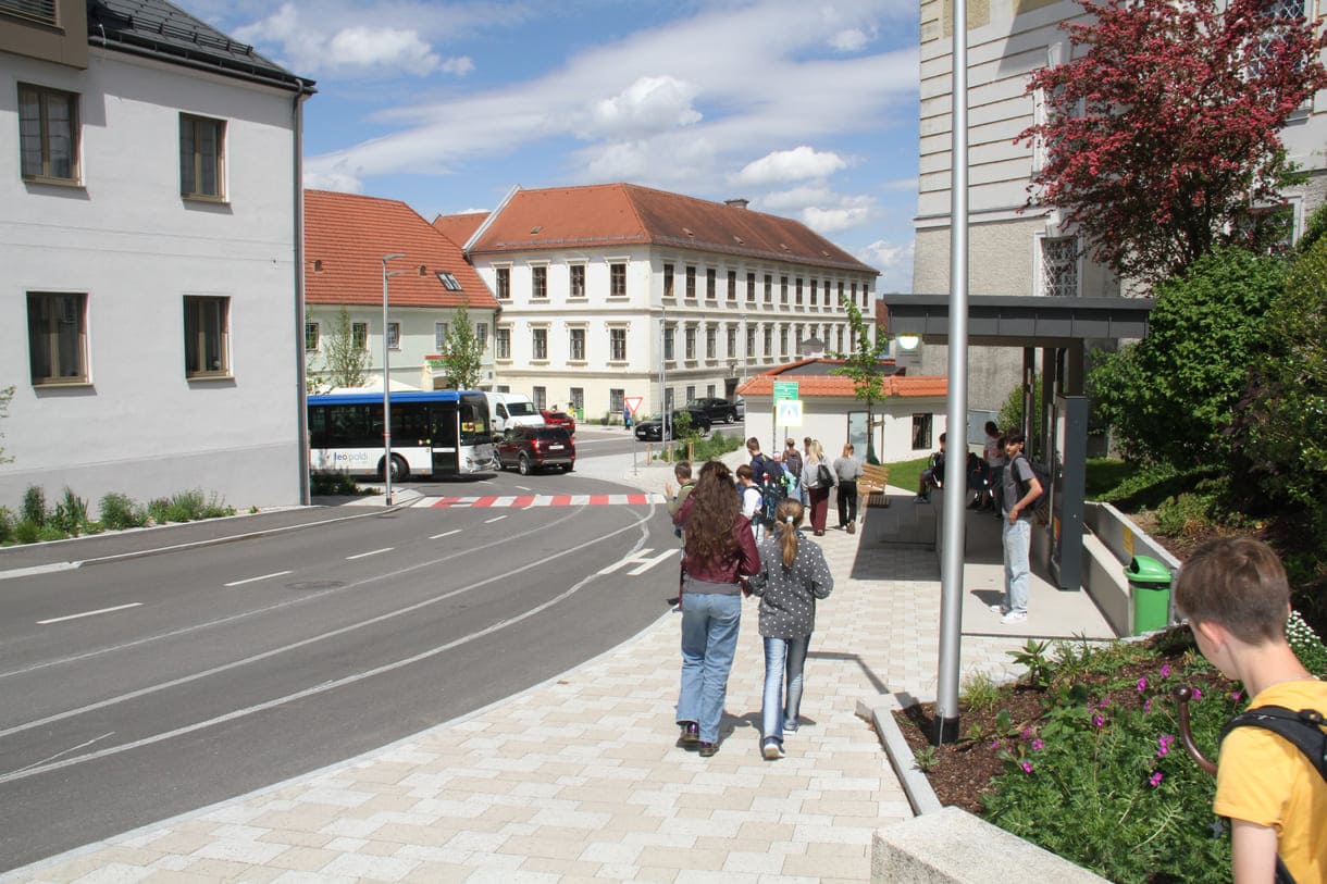 Bus-Haltestellen-Insel mit digitaler Info-Tafel vor dem Gymnasium - gegenüber dem 