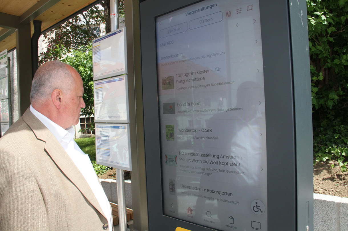 Bus-Haltestellen-Insel mit digitaler Info-Tafel vor dem Gymnasium - gegenüber dem 