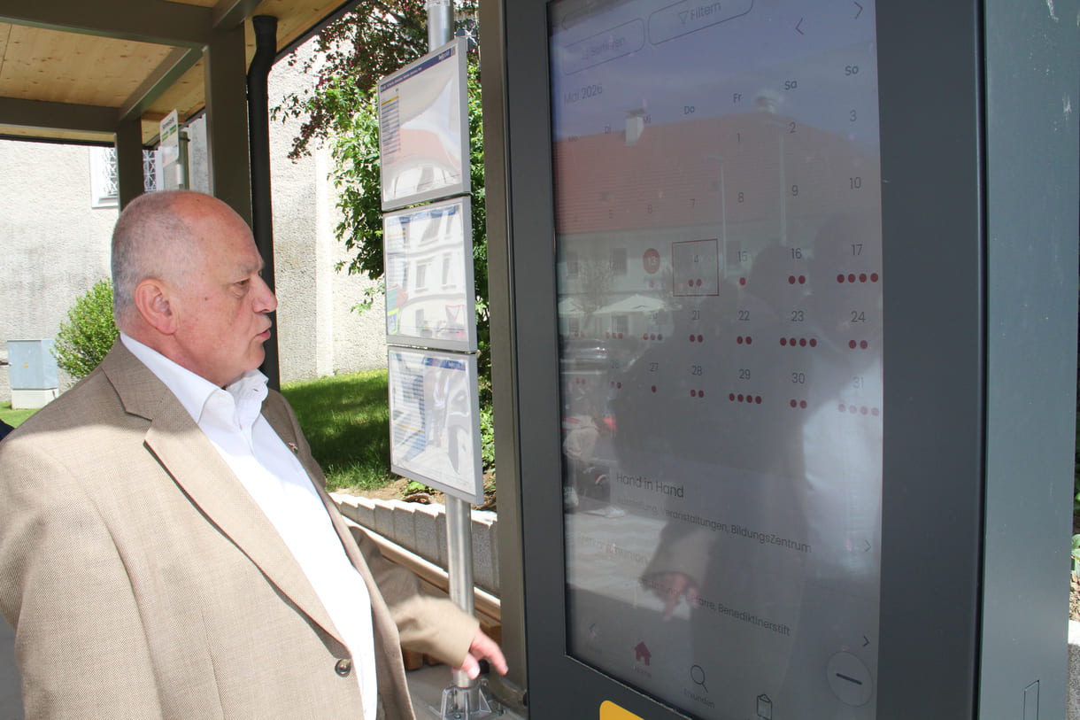 Bus-Haltestellen-Insel mit digitaler Info-Tafel vor dem Gymnasium - gegenüber dem 