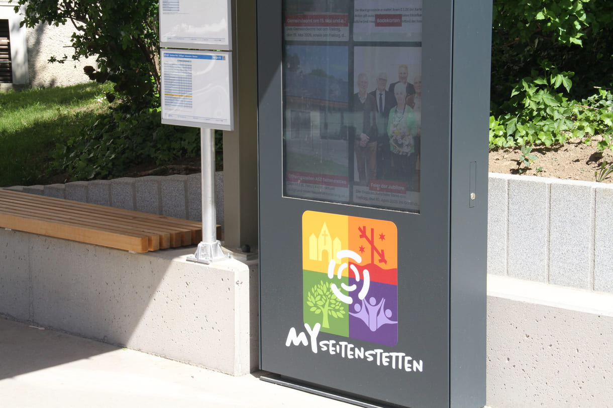 Digitale Info-Tafel bei der Bushaltestelle