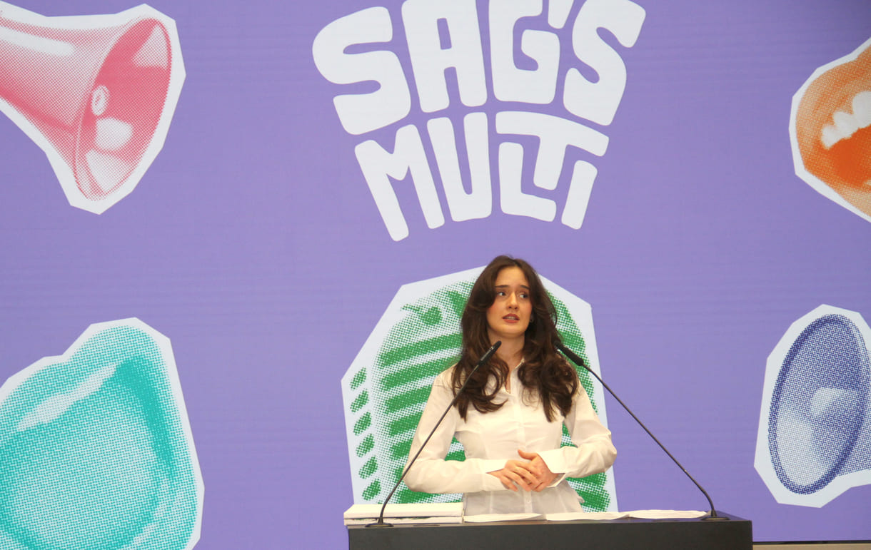 Hana Cunaku (GRG 21) hielt ihre Rede auf Albanisch ebenso wie auf Deutsch