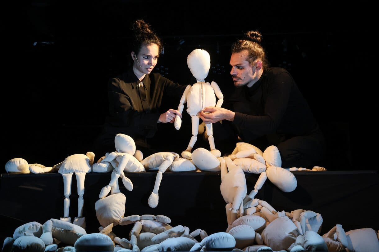 Szenenfoto aus "Hand made Tyrant" im Wiener Schubert Theater