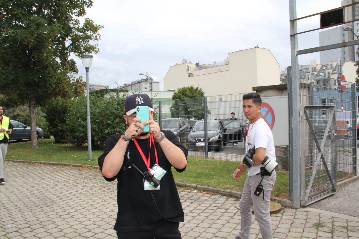 Viele fotografieren und filmen mit ihren Handys