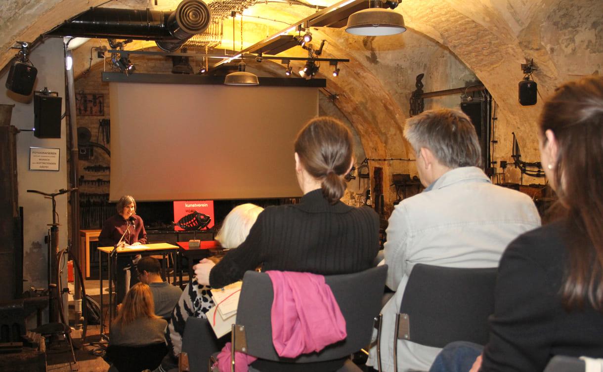 Hanna Prandstätter, wissenschaftliche Mitarbeiterin des Archivs der Zeitgenossen an der Universität für Weiterbildung Krems (NÖ) sprach über feministische Schreibweisen bei Renate Welsh unter dem Titel „Ich habe mir erlaubt, Lücken aufzufüllen.“