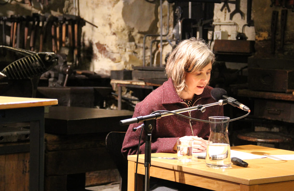 Hanna Prandstätter, wissenschaftliche Mitarbeiterin des Archivs der Zeitgenossen an der Universität für Weiterbildung Krems (NÖ) sprach über feministische Schreibweisen bei Renate Welsh unter dem Titel „Ich habe mir erlaubt, Lücken aufzufüllen.“