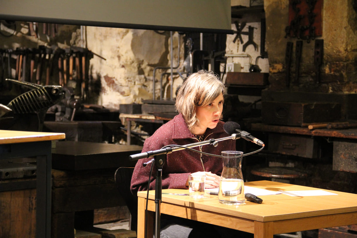 Hanna Prandstätter, wissenschaftliche Mitarbeiterin des Archivs der Zeitgenossen an der Universität für Weiterbildung Krems (NÖ) sprach über feministische Schreibweisen bei Renate Welsh unter dem Titel „Ich habe mir erlaubt, Lücken aufzufüllen.“