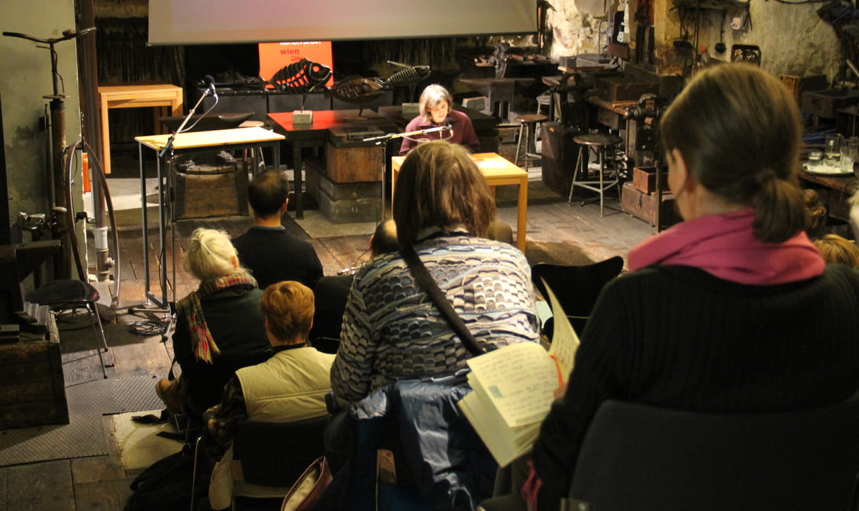 Hanna Prandstätter, wissenschaftliche Mitarbeiterin des Archivs der Zeitgenossen an der Universität für Weiterbildung Krems (NÖ) sprach über feministische Schreibweisen bei Renate Welsh unter dem Titel „Ich habe mir erlaubt, Lücken aufzufüllen.“