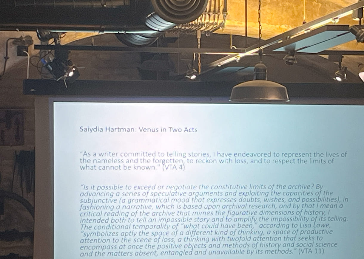 Hanna Prandstätter, wissenschaftliche Mitarbeiterin des Archivs der Zeitgenossen an der Universität für Weiterbildung Krems (NÖ) sprach über feministische Schreibweisen bei Renate Welsh unter dem Titel „Ich habe mir erlaubt, Lücken aufzufüllen.“