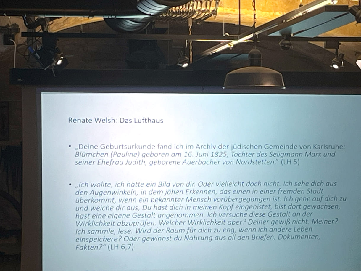 Hanna Prandstätter, wissenschaftliche Mitarbeiterin des Archivs der Zeitgenossen an der Universität für Weiterbildung Krems (NÖ) sprach über feministische Schreibweisen bei Renate Welsh unter dem Titel „Ich habe mir erlaubt, Lücken aufzufüllen.“