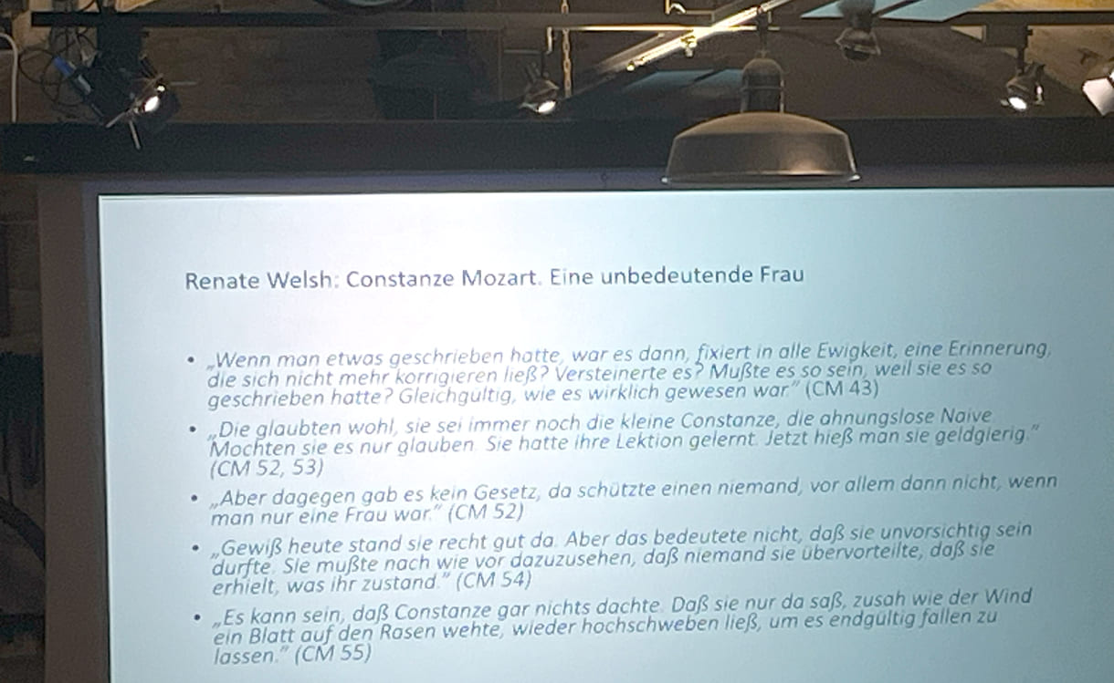 Hanna Prandstätter, wissenschaftliche Mitarbeiterin des Archivs der Zeitgenossen an der Universität für Weiterbildung Krems (NÖ) sprach über feministische Schreibweisen bei Renate Welsh unter dem Titel „Ich habe mir erlaubt, Lücken aufzufüllen.“