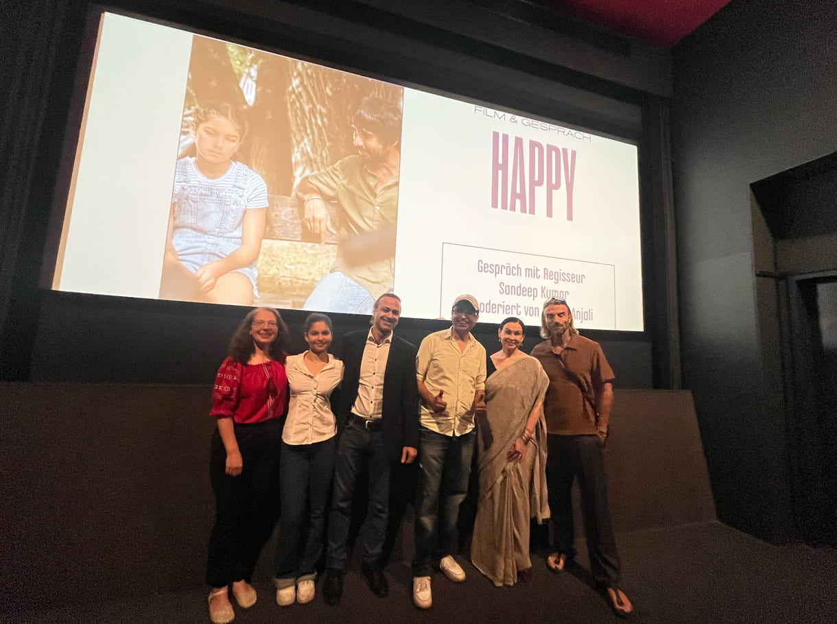 Gruppenfoto nach dem Filmgespräche: Lorelei Petrescu (Mutter der jungen Maya-Darstellerin), Shirin Grace Saeedi Razavi (Maya-Darstellerin), Rasoul Saeedi Razavi (Vater der jungen Darstellerin), Sandeep Kumar (Drehbuchautor und Regisseur), Radha Anjali (bekannte Bharatanatyam-Tänzerin und Moderatorin des Abends), Robert Ritter (Darsteller des Beamten Paschner, der Happys Aufenthalts-Antrag bearbeitet)