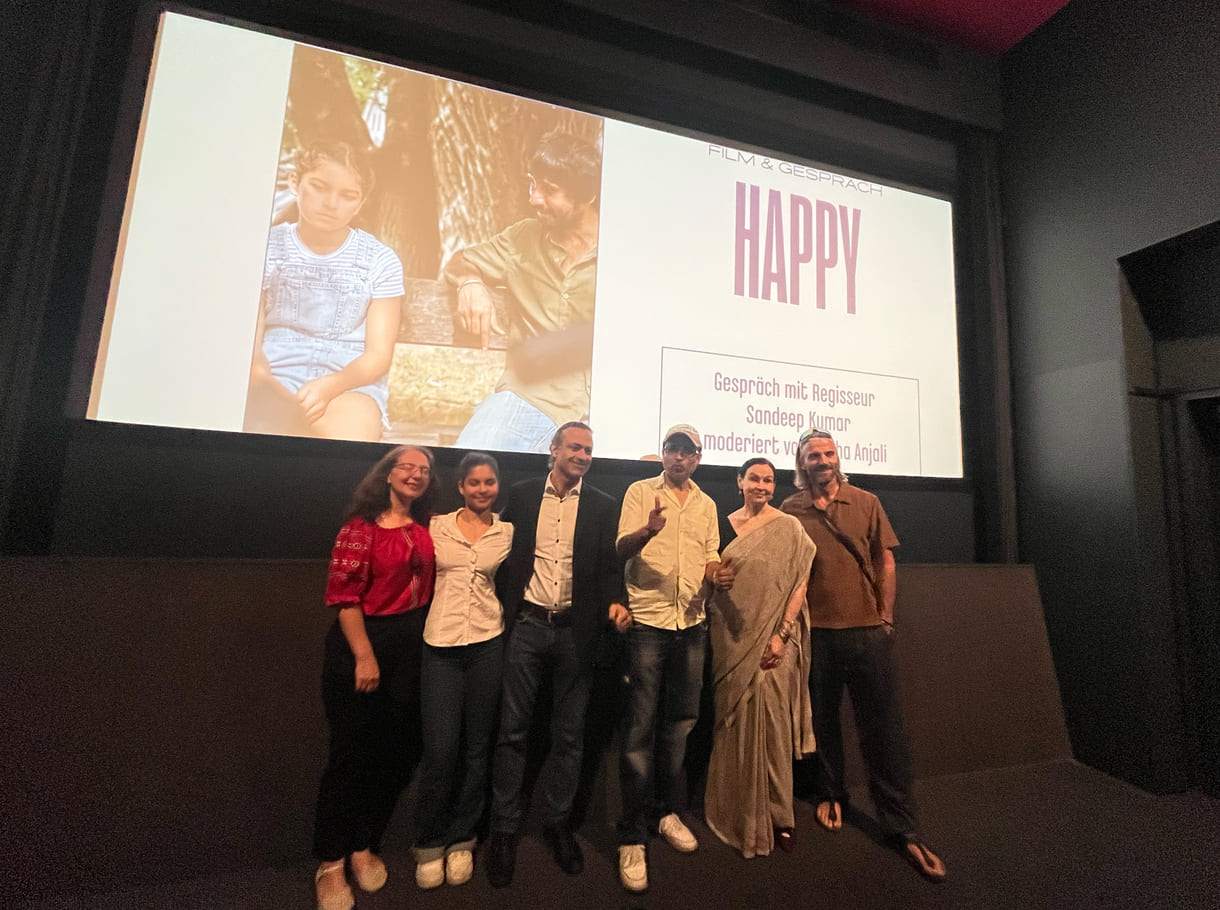Gruppenfoto nach dem Filmgespräche: Lorelei Petrescu (Mutter der jungen Maya-Darstellerin), Shirin Grace Saeedi Razavi (Maya-Darstellerin), Rasoul Saeedi Razavi (Vater der jungen Darstellerin), Sandeep Kumar (Drehbuchautor und Regisseur), Radha Anjali (bekannte Bharatanatyam-Tänzerin und Moderatorin des Abends), Robert Ritter (Darsteller des Beamten Paschner, der Happys Aufenthalts-Antrag bearbeitet)