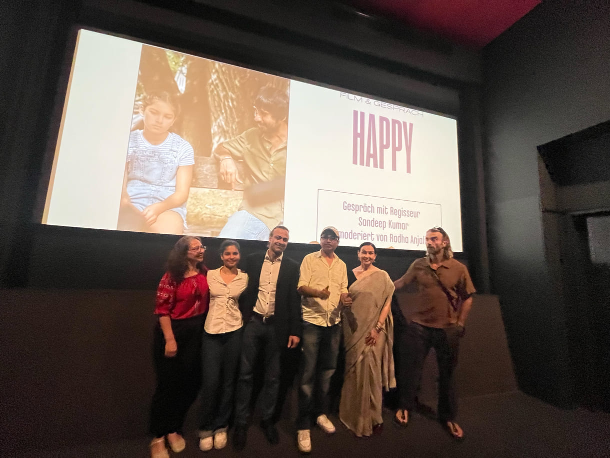 Gruppenfoto nach dem Filmgespräche: Lorelei Petrescu (Mutter der jungen Maya-Darstellerin), Shirin Grace Saeedi Razavi (Maya-Darstellerin), Rasoul Saeedi Razavi (Vater der jungen Darstellerin), Sandeep Kumar (Drehbuchautor und Regisseur), Radha Anjali (bekannte Bharatanatyam-Tänzerin und Moderatorin des Abends), Robert Ritter (Darsteller des Beamten Paschner, der Happys Aufenthalts-Antrag bearbeitet)