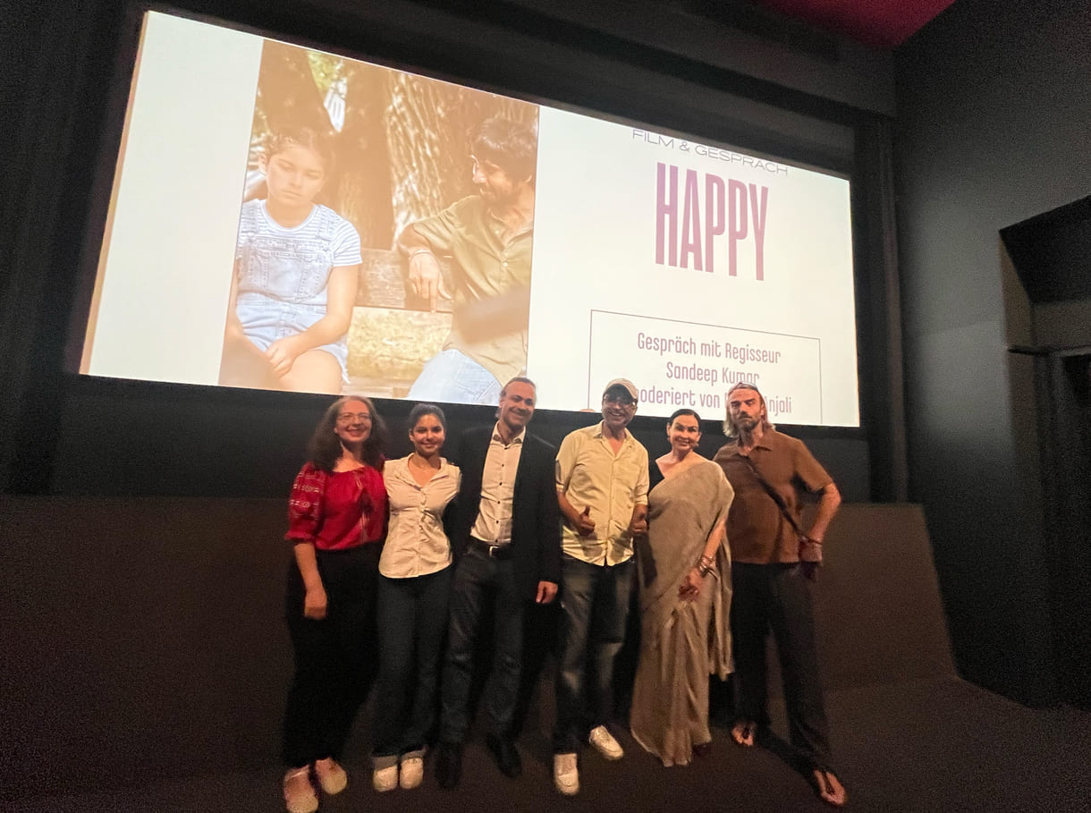 Gruppenfoto nach dem Filmgespräche: Lorelei Petrescu (Mutter der jungen Maya-Darstellerin), Shirin Grace Saeedi Razavi (Maya-Darstellerin), Rasoul Saeedi Razavi (Vater der jungen Darstellerin), Sandeep Kumar (Drehbuchautor und Regisseur), Radha Anjali (bekannte Bharatanatyam-Tänzerin und Moderatorin des Abends), Robert Ritter (Darsteller des Beamten Paschner, der Happys Aufenthalts-Antrag bearbeitet)