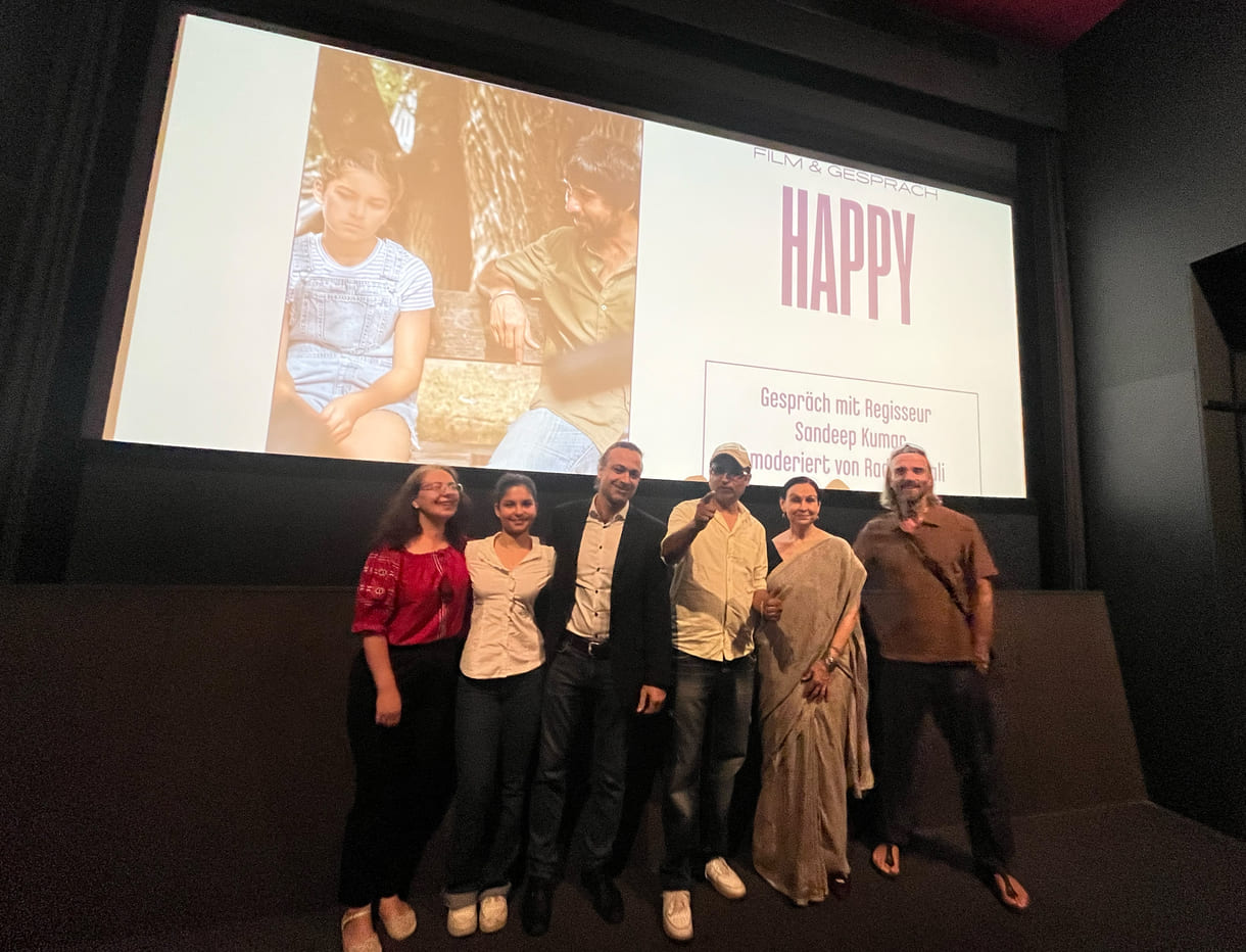 Gruppenfoto nach dem Filmgespräche: Lorelei Petrescu (Mutter der jungen Maya-Darstellerin), Shirin Grace Saeedi Razavi (Maya-Darstellerin), Rasoul Saeedi Razavi (Vater der jungen Darstellerin), Sandeep Kumar (Drehbuchautor und Regisseur), Radha Anjali (bekannte Bharatanatyam-Tänzerin und Moderatorin des Abends), Robert Ritter (Darsteller des Beamten Paschner, der Happys Aufenthalts-Antrag bearbeitet)