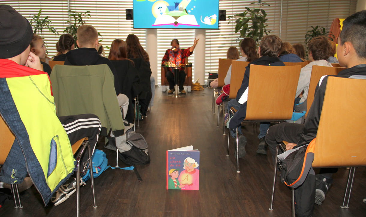 Thomas-Johanna Hauck bei seiner KiJuBu-Lesung im Foyer des ORF-Landesstudios NÖ im St. Pöltner Kulturbezirk