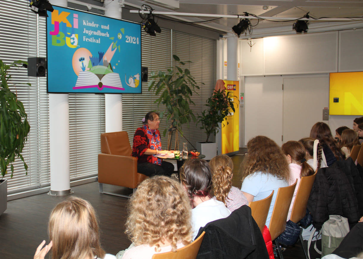 Thomas-Johanna Hauck bei seiner KiJuBu-Lesung im Foyer des ORF-Landesstudios NÖ im St. Pöltner Kulturbezirk