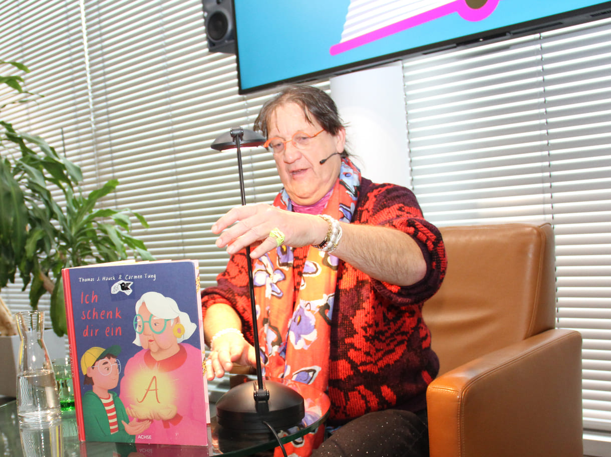 Thomas-Johanna Hauck bei seiner KiJuBu-Lesung im Foyer des ORF-Landesstudios NÖ im St. Pöltner Kulturbezirk