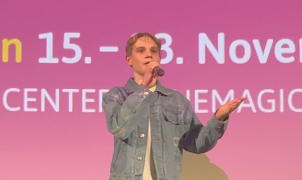 Finn Vogels, Hauptdarsteller im Eröffnungsfilm des Festivals "Superkräfte im Kopf" auf der Bühne des Wiener Gartenbaukinos