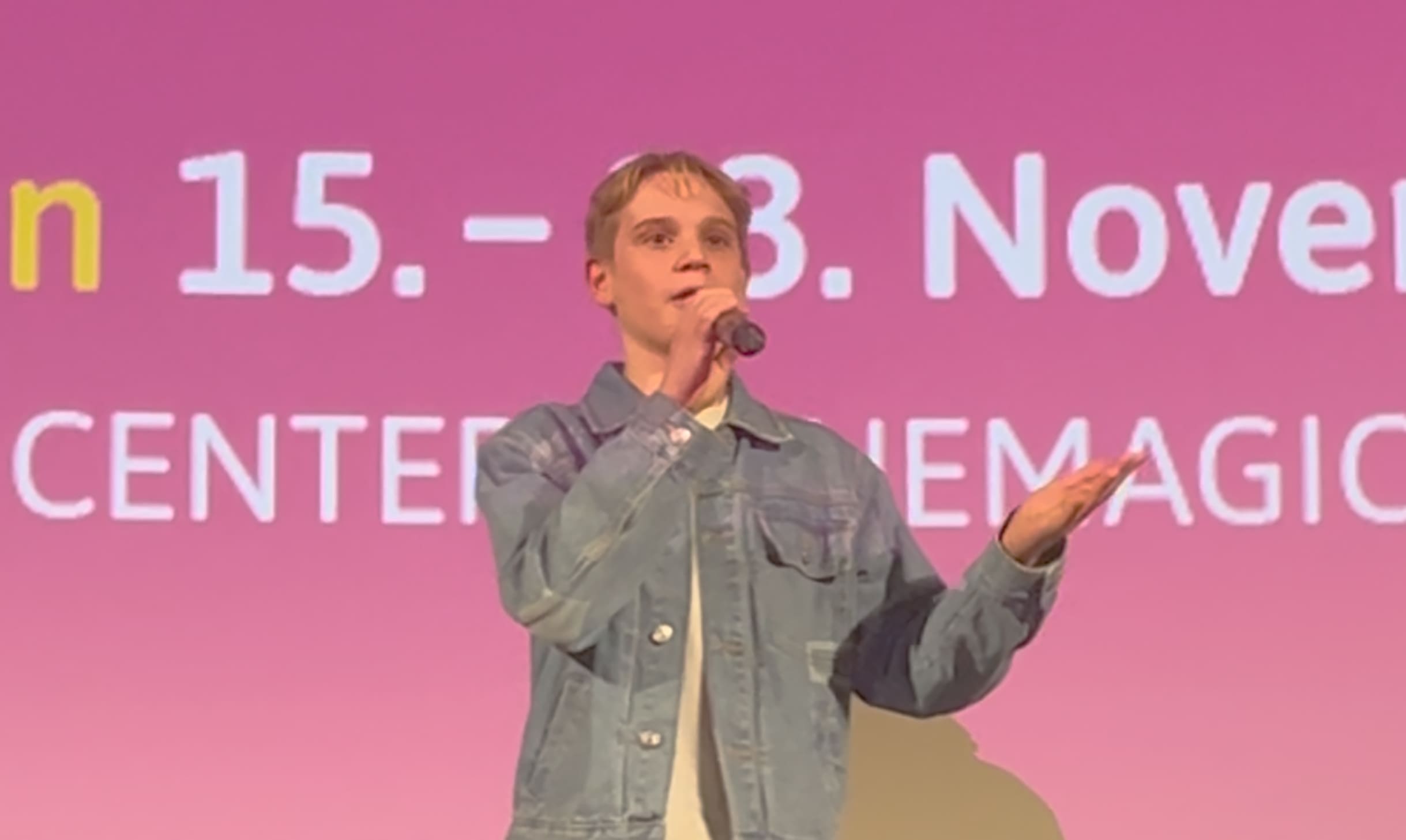 Finn Vogels, Hauptdarsteller im Eröffnungsfilm des Festivals "Superkräfte im Kopf" auf der Bühne des Wiener Gartenbaukinos