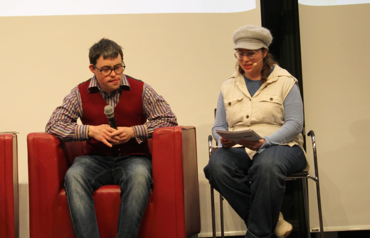 Co-Moderatorin Anna-Lina Ernstberger interviewt Hauptpreisträger Laurin Schedereit