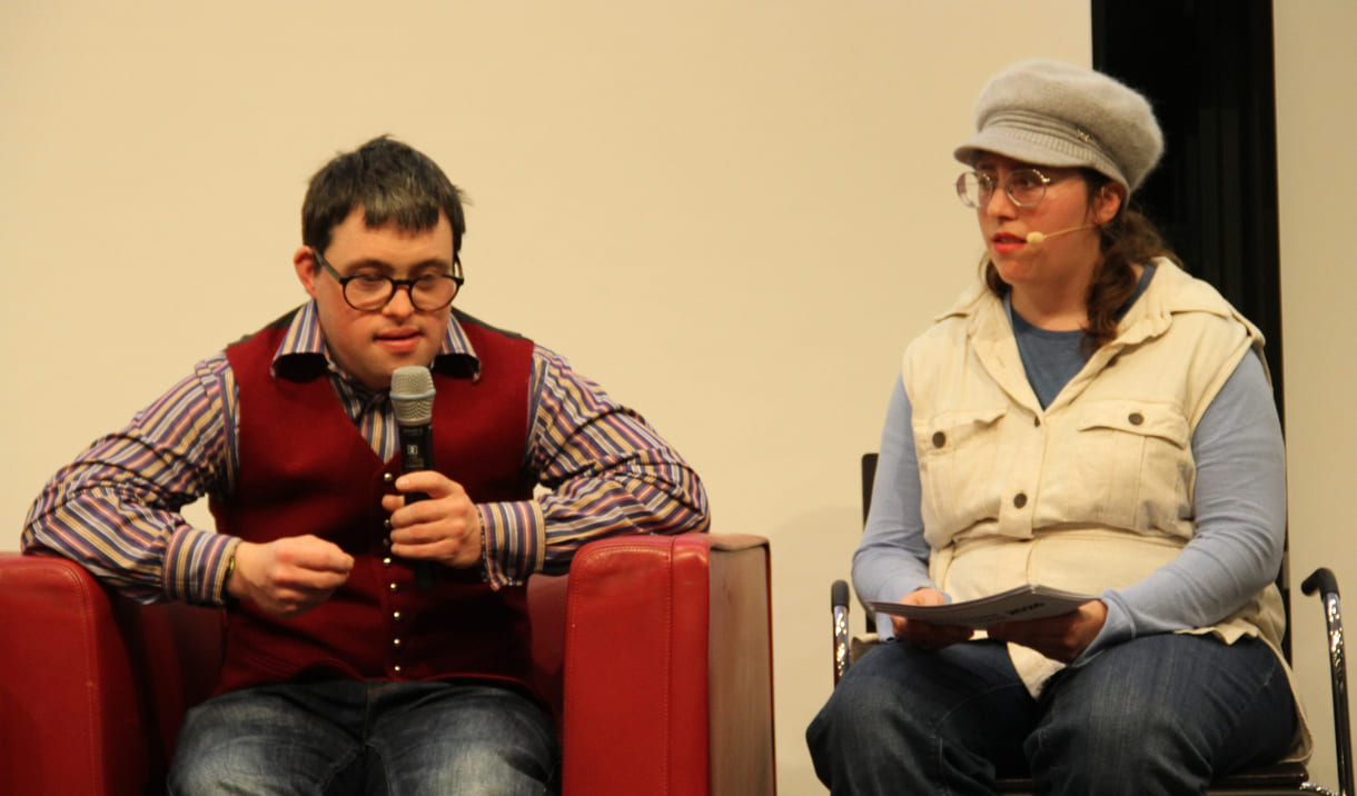 Co-Moderatorin Anna-Lina Ernstberger interviewt Hauptpreisträger Laurin Schedereit