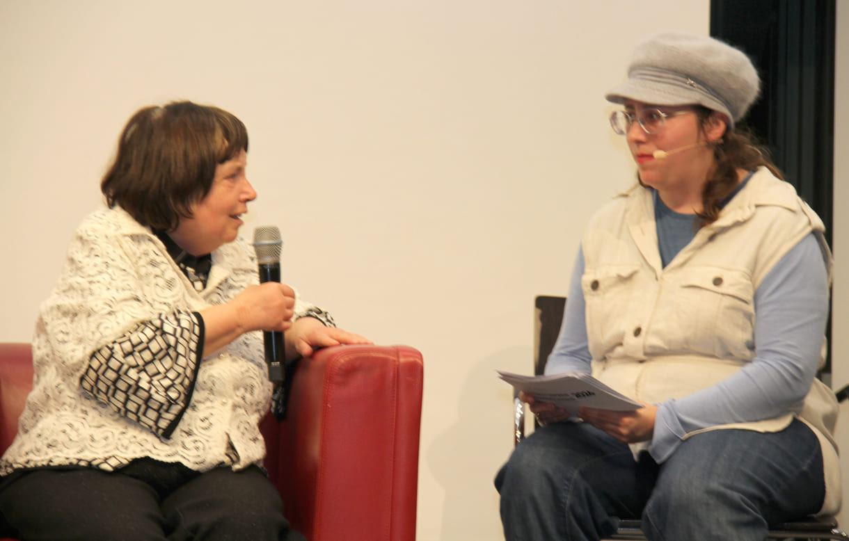 Bühnen-Interview der hauptpreisgewinnerin Monika Hochgruber durch Co-Moderatorin Anna-Lina Ernstberger