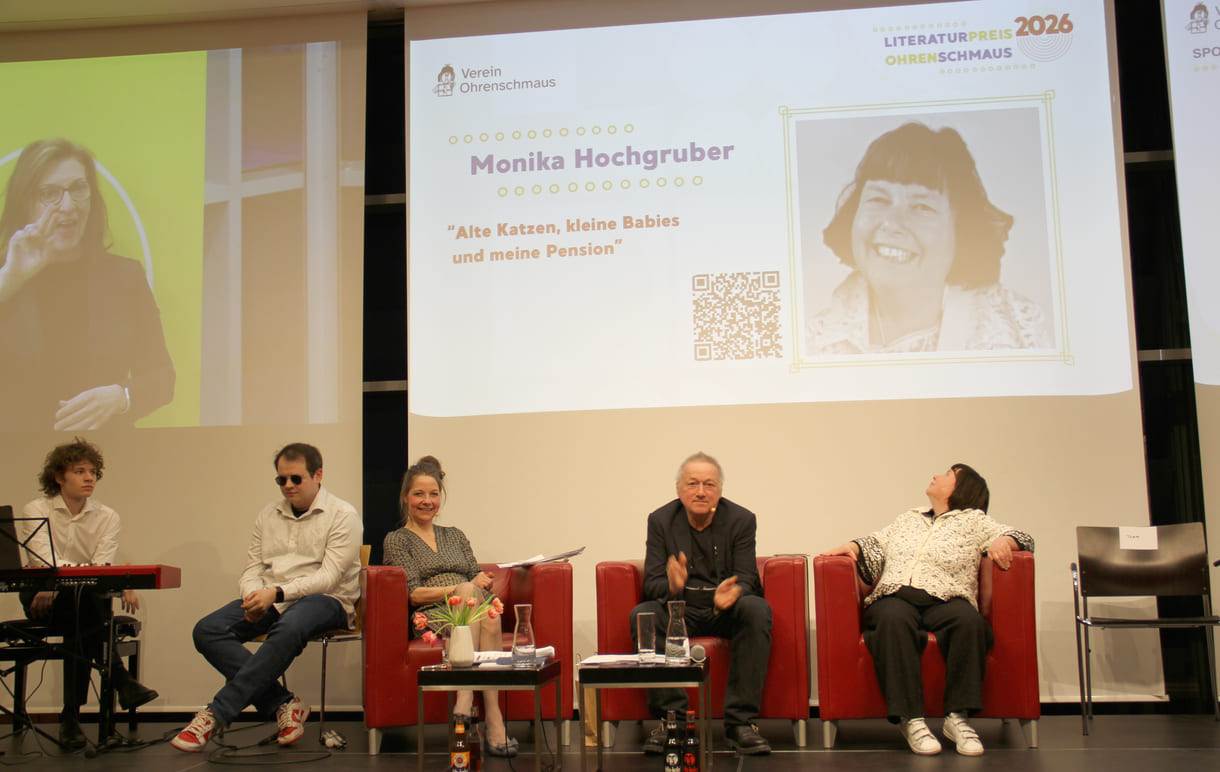 Monika Hochgruber, die einen von drei Hauptpreisen gewonnen hat und die beiden Schauspieler:innen, die die Texte lesen sowie zwei Musikern