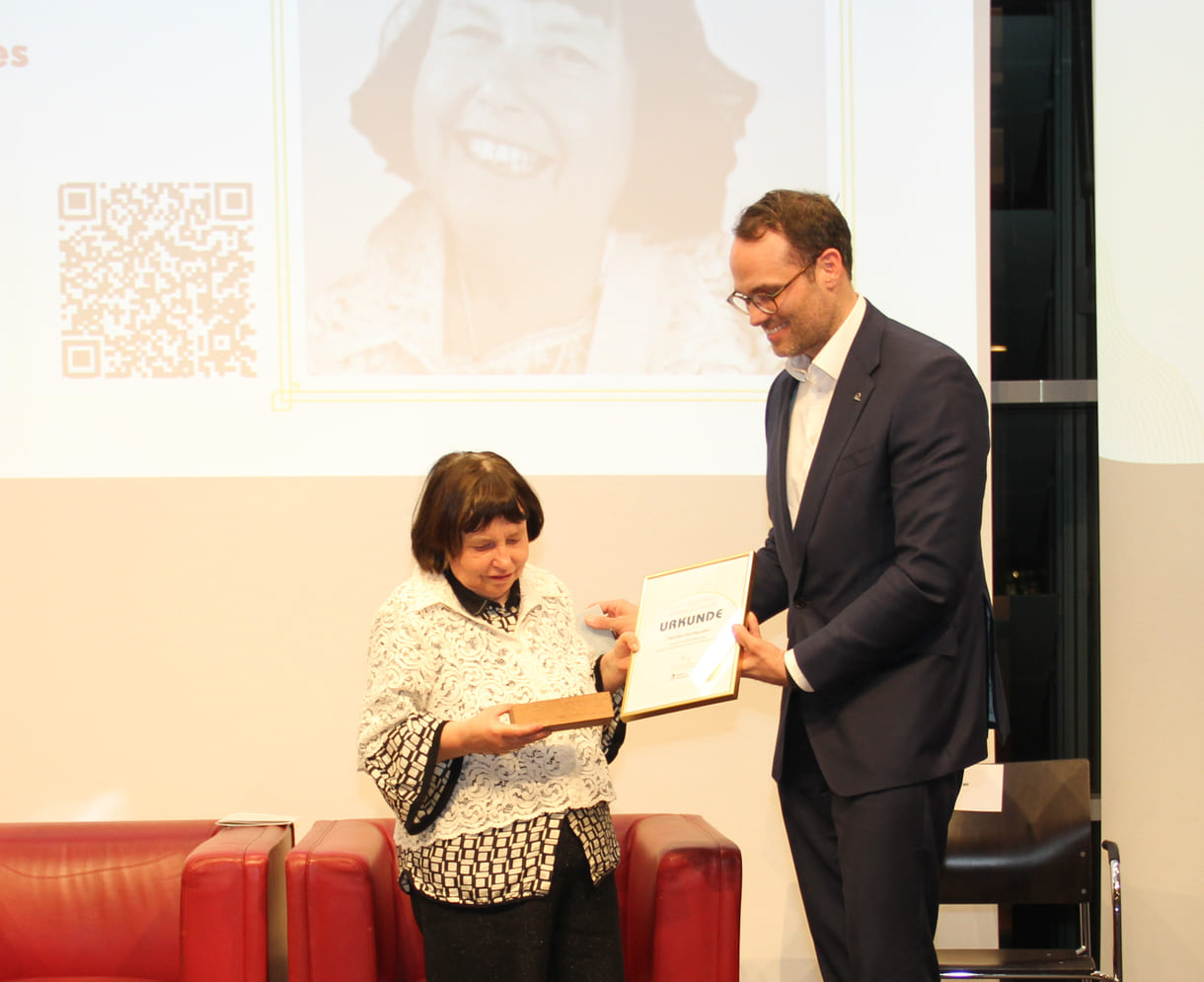 Preisübergabe an Monika Hochgruber