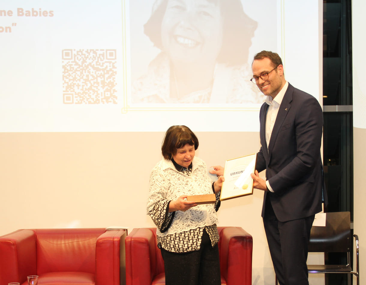 Preisübergabe an Monika Hochgruber