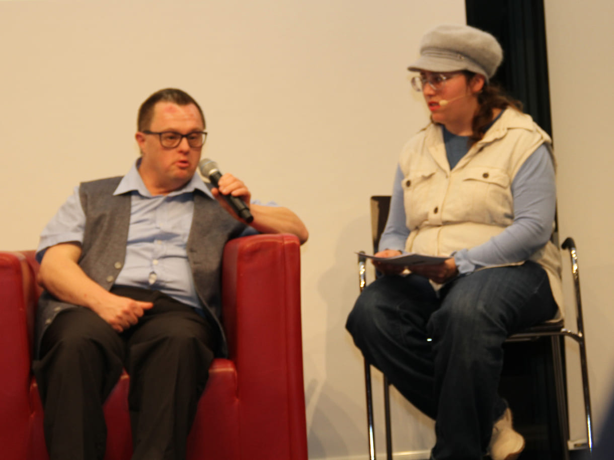 Bühneninterview mit Preisträger Kurt Engleder, die Fragen stellt Co-Moderatorin Anna-Lina Ernstberger