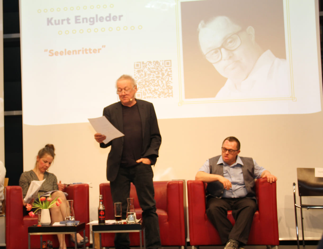 Schauspieler Markus Hering trägt den Text von Kurt Engleder vor