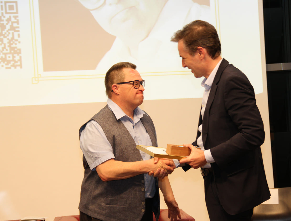 Übergabe eines der drei Hauptpreise an Kurt Engleder