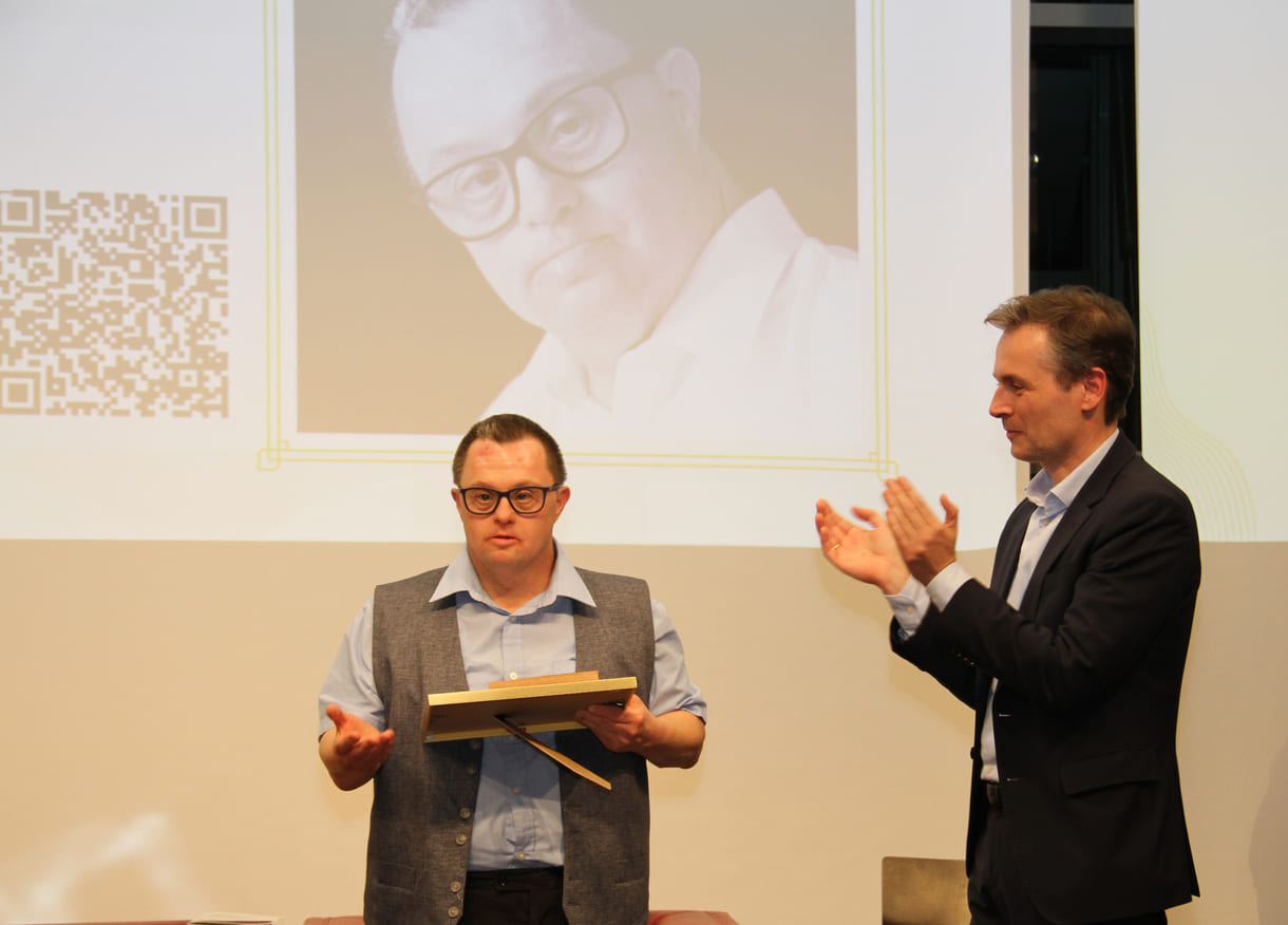 Übergabe eines der drei Hauptpreise an Kurt Engleder