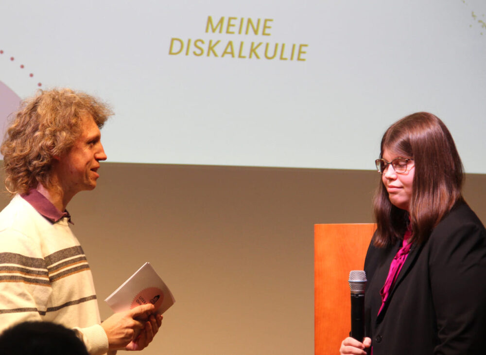 Hauptpreisträgerin Leonie Schmidt im Interview mit Moderator Anton Tatzber