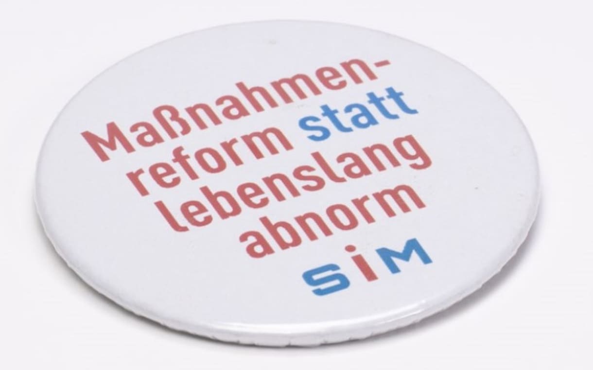 Button: „Maßnahmenreform statt lebenslang abnorm“