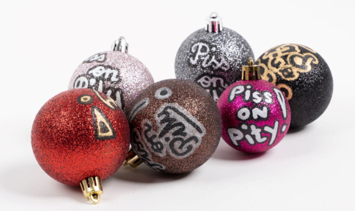 Christbaumkugeln „Piss on Pity” (Piss / Schiff / Brunz auf Mitleid), eingebracht in die Sammlung von 