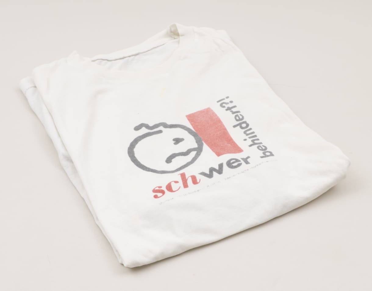 T-Shirt: „Schwer behindert – wer behindert?!“, beigetragen zur Sammlung von Franz Joseph Huainigg