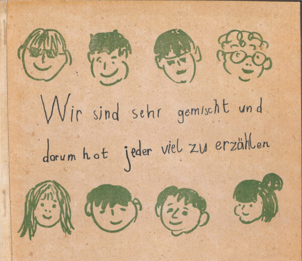 Der Text ist 40 Jahre alt. Bernd hat den Text geschrieben. Er ist damals 7 Jahre alt und er geht in eine Integrations-Klasse. Bernd schreibt: Wir sind sehr gemischt und darum hat jeder viel zu erzählen. Damals sagten Eltern: Kinder mit und ohne Behinderungen sollen gemeinsam lernen. Es soll keine Sonder-Schulen geben. Im Jahr 1984 gab es die 1. Integrations-Klasse in Österreich. Sie war in der Volksschule Oberwart im Burgenland. Dort lernten Kinder mit und ohne Behinderungen gemeinsam. Im Jahr 2008 unterschrieb Österreich die UN-Konvention über die Rechte von Menschen mit Behinderungen. Darin steht: Kinder haben ein Recht auf inklusive Bildung. Alle Kinder dürfen gemeinsam lernen. Aber es gibt Probleme: Österreich baut immer noch Sonder-Schulen und es gibt zu wenig Geld für Inklusion.
