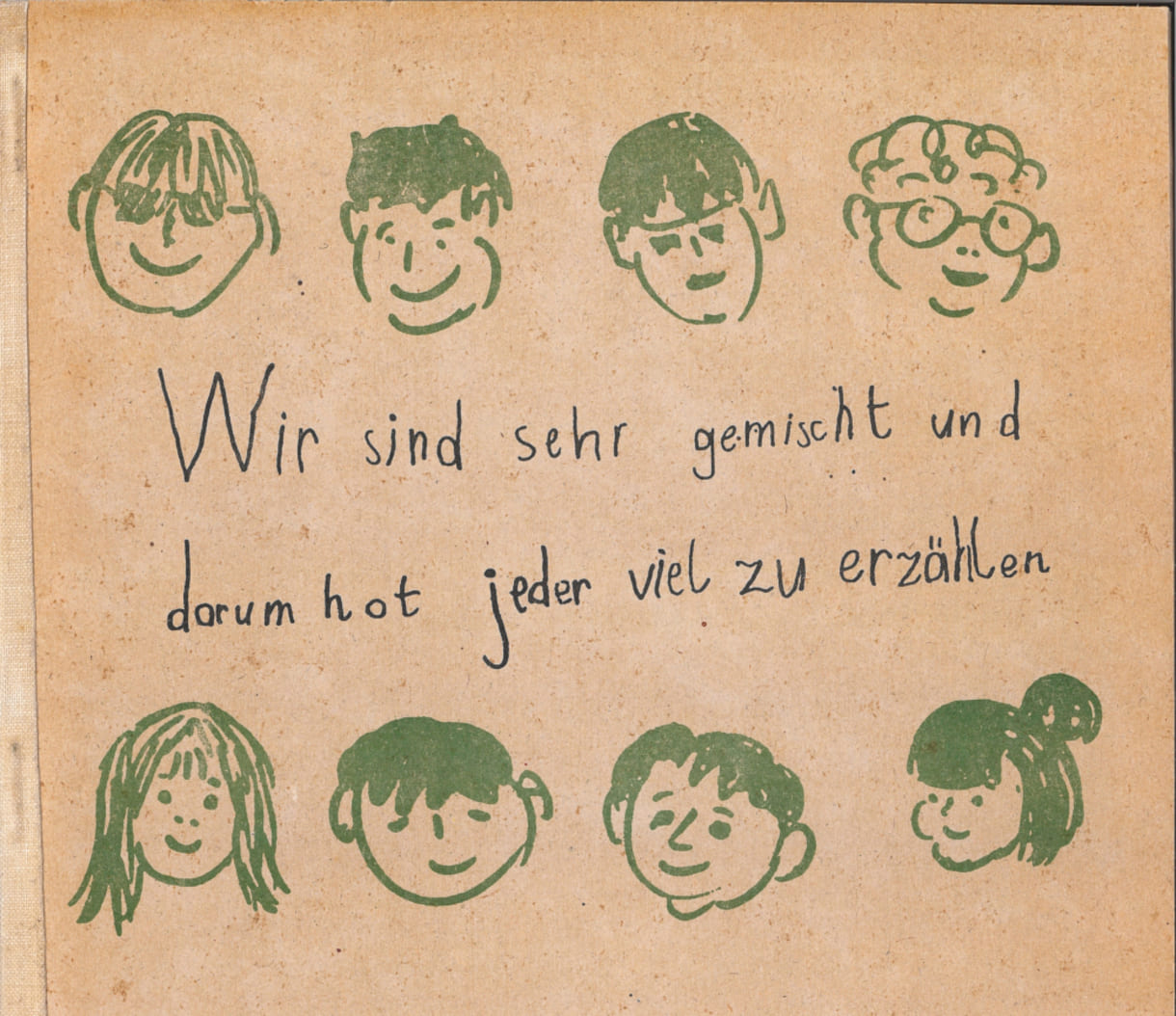 Der Text ist 40 Jahre alt. Bernd hat den Text geschrieben. Er ist damals 7 Jahre alt und er geht in eine Integrations-Klasse. Bernd schreibt: Wir sind sehr gemischt und darum hat jeder viel zu erzählen. Damals sagten Eltern: Kinder mit und ohne Behinderungen sollen gemeinsam lernen. Es soll keine Sonder-Schulen geben. Im Jahr 1984 gab es die 1. Integrations-Klasse in Österreich. Sie war in der Volksschule Oberwart im Burgenland. Dort lernten Kinder mit und ohne Behinderungen gemeinsam. Im Jahr 2008 unterschrieb Österreich die UN-Konvention über die Rechte von Menschen mit Behinderungen. Darin steht: Kinder haben ein Recht auf inklusive Bildung. Alle Kinder dürfen gemeinsam lernen. Aber es gibt Probleme: Österreich baut immer noch Sonder-Schulen und es gibt zu wenig Geld für Inklusion.