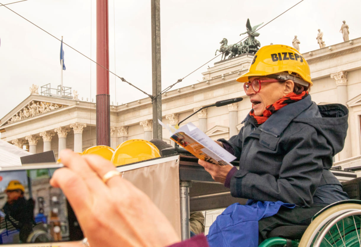 Am 5. Mai ist der Europäische Protest-Tag zur Gleichstellung von Menschen mit Behinderungen. An dem Tag gab es einen Protest vor dem Parlament in Wien. Der Protest hat Baustelle Inklusion geheißen.