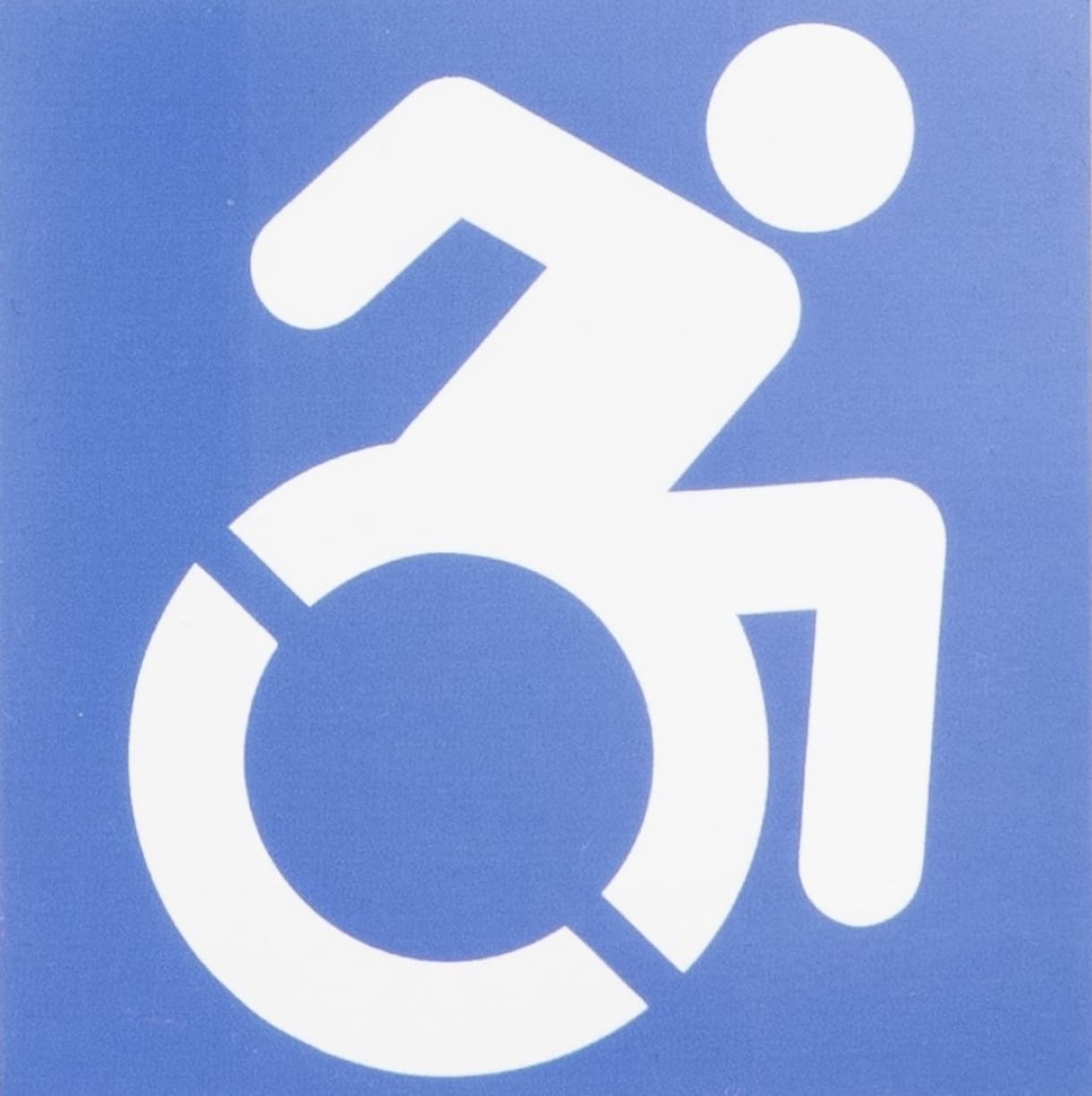 Aufkleber: Piktogramm für Barrierefreiheit: Es zeigt eine Person, die aktiv im Rollstuhl fährt. Wichtig ist: Die Person steht im Mittelpunkt, nicht der Rollstuhl.